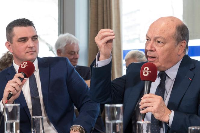 Maxime Gaconnet et Christian Dupessey lors d’un débat lors des municipales 2020, à Annemasse, le 25 février 2020.